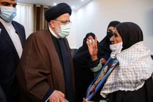 آیت‌الله رئیسی با ایثارگران ۷۰ درصد و خانواده‌های جانباختگان حادثه سقوط هواپیمای تهران یاسوج دیدار کرد