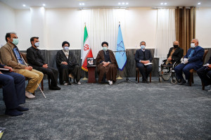 آیت‌الله رئیسی با ایثارگران ۷۰ درصد و خانواده‌های جانباختگان حادثه سقوط هواپیمای تهران یاسوج دیدار کرد