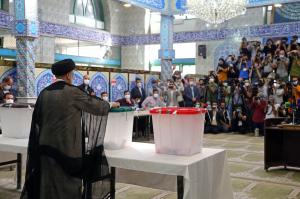 حضور رئیسی در مسجد ارشاد شهرری جهت انداختن رای خود به صندوق انتخابات