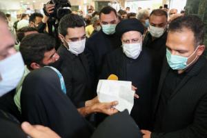 تصاویر دیدار سرزده رئیس‌جمهور از یک داروخانه توزیع اقلام کرونا