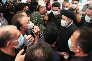 تصاویر دیدار سرزده رئیس‌جمهور از یک داروخانه توزیع اقلام کرونا