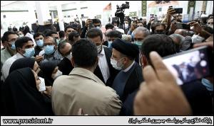 تصاویر حضور و گفتگوی رئیس جمهور با حاشیه نشینان شهر چابهار