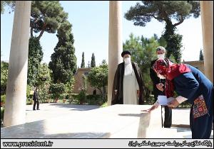تصاویر حضور آیت الله رئیسی در آرامگاه حافظ شیرازی