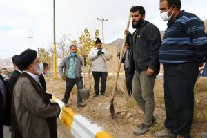 تصاویر گفتگو رئیس جمهور با کارگران فضای سبز در مسیر مهدیشهر یه سمنان