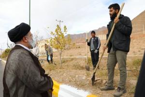 تصاویر گفتگو رئیس جمهور با کارگران فضای سبز در مسیر مهدیشهر یه سمنان