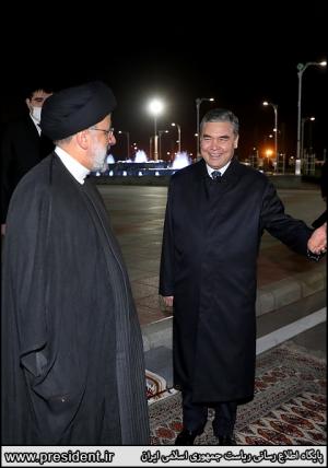تصاویر ورود آیت الله رئیسی به فرودگاه بین المللی عشق آباد و استقبال رسمی رئیس جمهور ترکمنستان