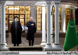 تصاویر ورود آیت الله رئیسی به فرودگاه بین المللی عشق آباد و استقبال رسمی رئیس جمهور ترکمنستان