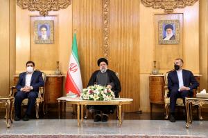 تصاویر بازگشت رئیس جمهور از سفر ترکمنستان