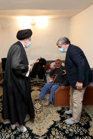 تصاویر حضور رئیس جمهور در منزل شهیدان فاتحی پیکانی و غضنفر فاتحی
