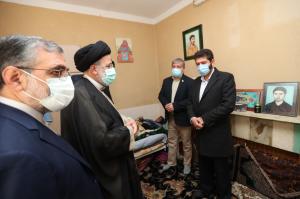 تصاویر حضور رئیس جمهور در منزل شهیدان فاتحی پیکانی و غضنفر فاتحی
