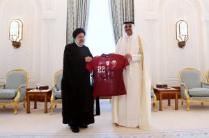 تصاویر اهدای پیراهن تیم ملی قطر به رئیس جمهور