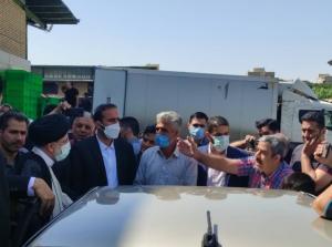 تصاویر حضور رئیس جمهور در مراکز توزیع و فروش کالاهای اساسی در تهران