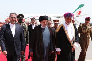 تصاویر ورود دکتر رئیسی به مسقط با استقبال سلطان عمان