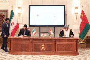 تصاویر امضای ۱۲ سند همکاری در حوزه های مختلف بین ایران و عمان