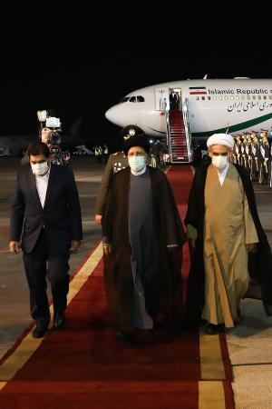 تصاویر بازگشت رییس جمهور از سفر عمان