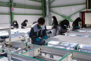 تصاویر افتتاح بزرگترین خط تولید پنل‌های خورشیدی کشور در خمین