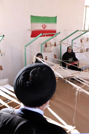 تصاویر بازدید از کارگاه های توانمندسازی زنان سرپرست خانوار و دیدار با گروه های جهادی