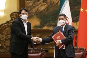 تصاویر امضای اسناد همکاری میان مقامات ایران و چین