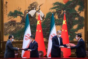 تصاویر امضای اسناد همکاری میان مقامات ایران و چین