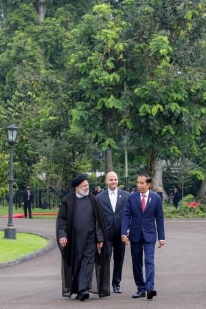 تصاویر غرس نهال توسط روسای جمهور ایران و اندونزی در محوطه کاخ