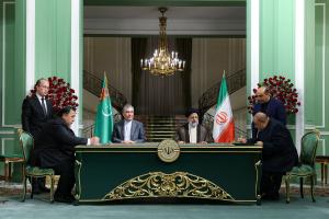 تصاویر امضای اسناد همکاری میان تهران و عشق‌آباد و مصاحبه مطبوعاتی رئیس جمهور و رئیس شورای مصلحت خلق ترکمنستان