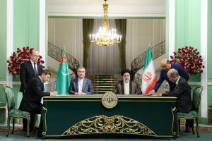 تصاویر امضای اسناد همکاری میان تهران و عشق‌آباد و مصاحبه مطبوعاتی رئیس جمهور و رئیس شورای مصلحت خلق ترکمنستان