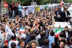 تصاویر استقبال مردمی از رئیس جمهور در مسیر ارگ تبریز