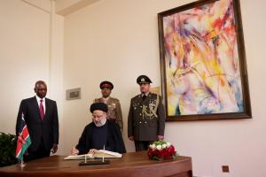 تصاویر امضای دفتر یادبود و مذاکرات خصوصی روسای جمهور ایران و کنیا